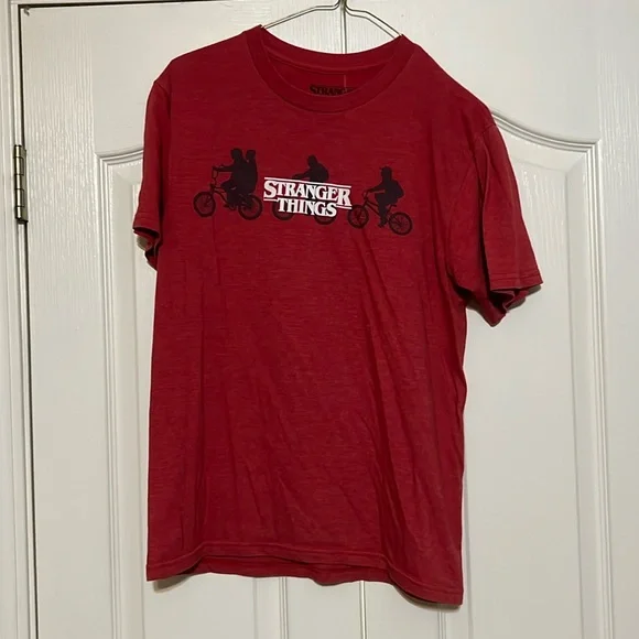 Mens Small/Women Med Stranger things Tshirt - Picture 1 of 2